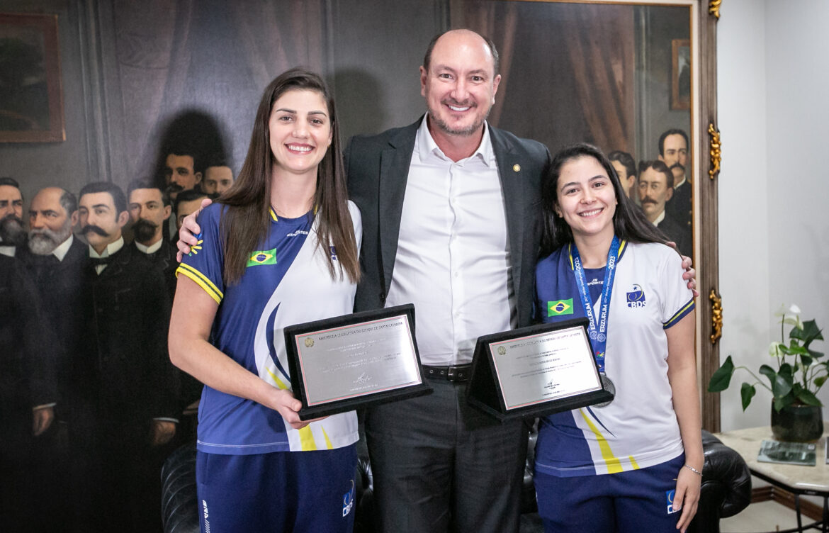 Medalhistas de prata em Surdo Olimpíadas são homenageadas na Alesc