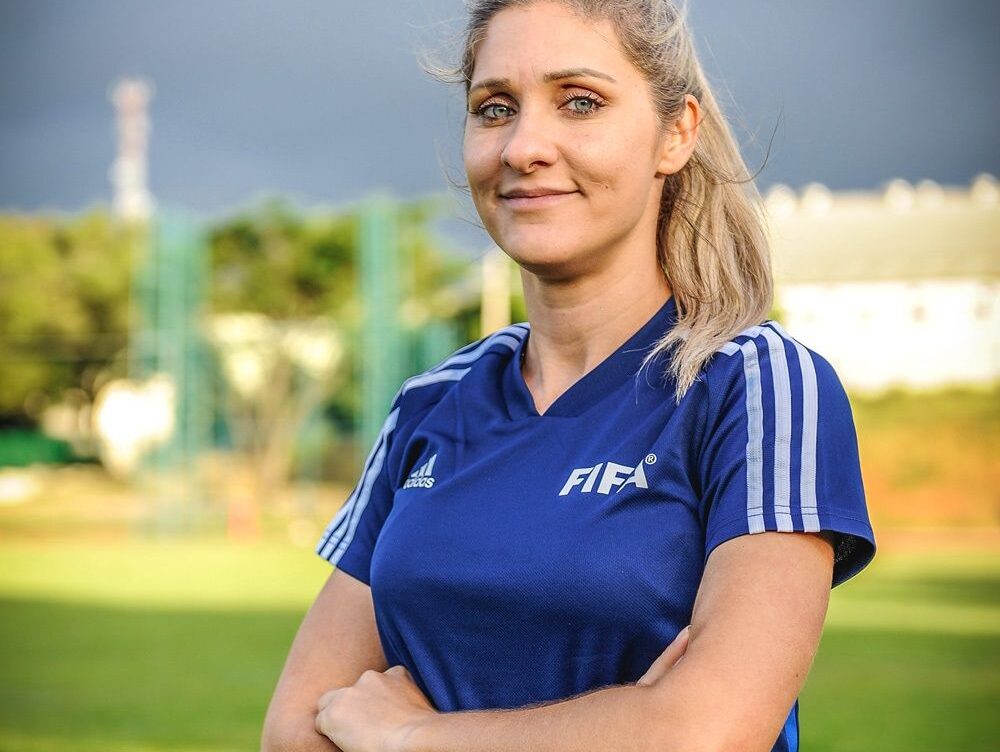 Neuza Back, árbitra catarinense de futebol, recebe homenagem da Alesc