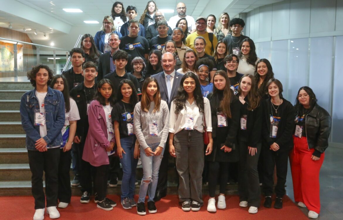 Parlamento Jovem da Alesc é inspiração para jovens conhecerem o universo político