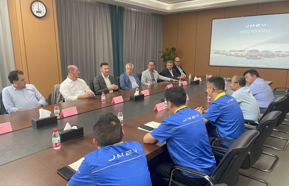 Comitiva da Alesc discute instalação de fábrica de carros elétricos em SC