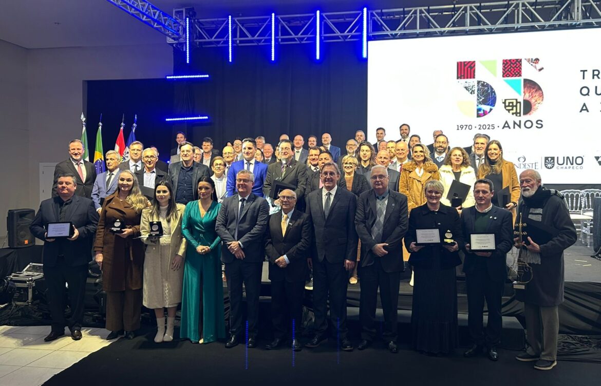 Mauro De Nadal é homenageado nos 55 anos da Fundeste/Unochapecó