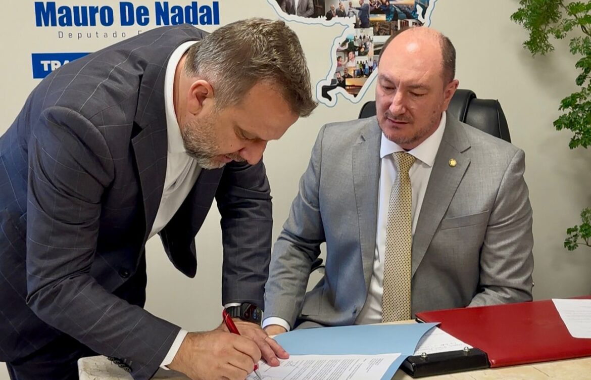 Deputado Mauro De Nadal e secretário Jerry Comper discutem construção de terceira faixa na SC-283