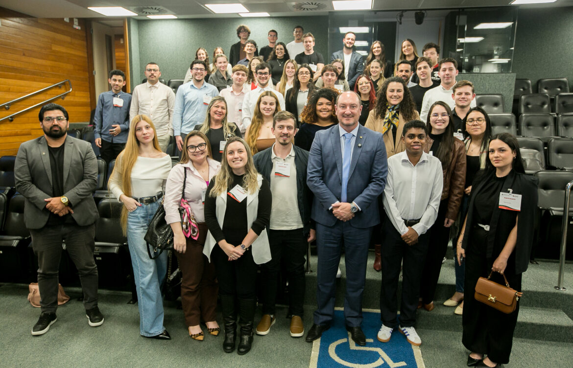 Universitários do Estágio Visita participam de bate-papo com o Deputado Mauro De Nadal