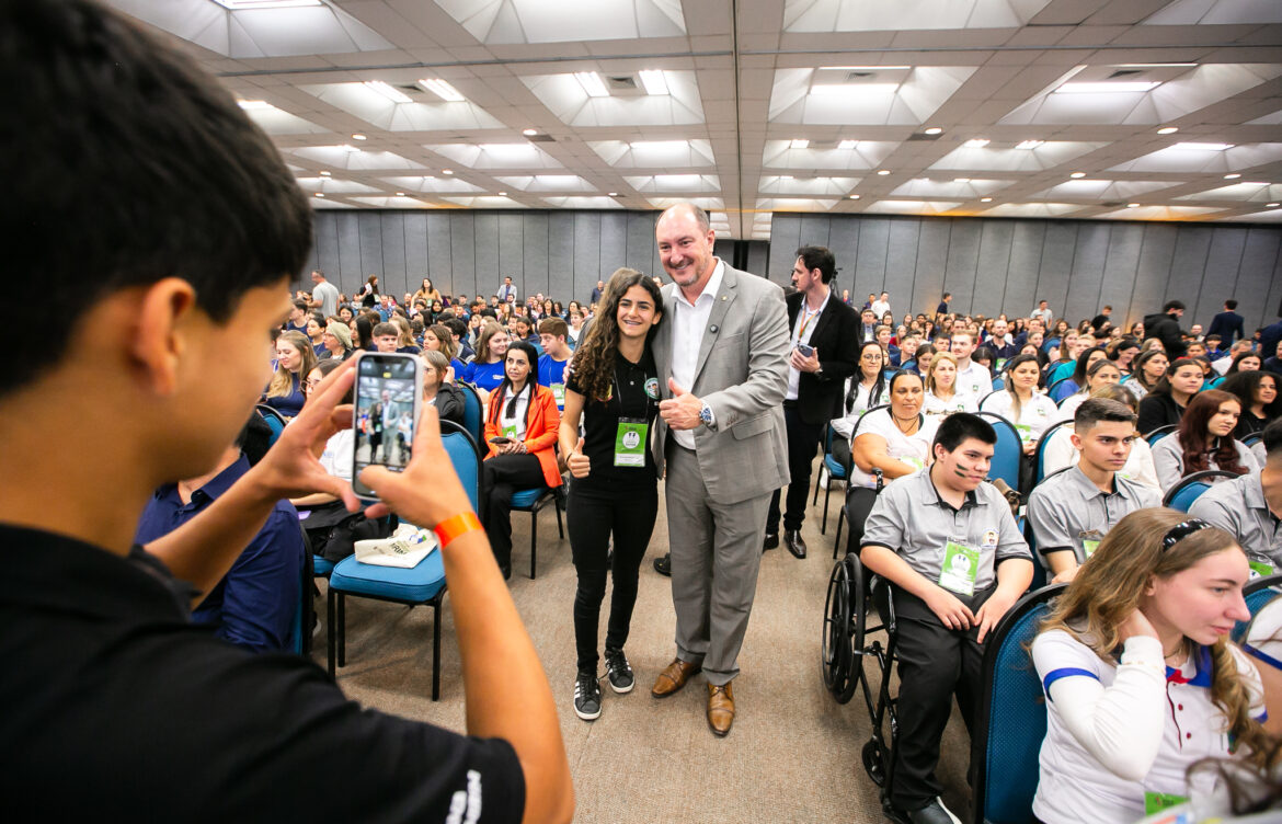 Mais de mil vereadores mirins partipam de encontro em Florianópolis