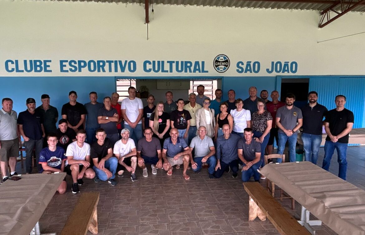 Mauro De Nadal visita São Carlos e obra do asfalto na linha São João
