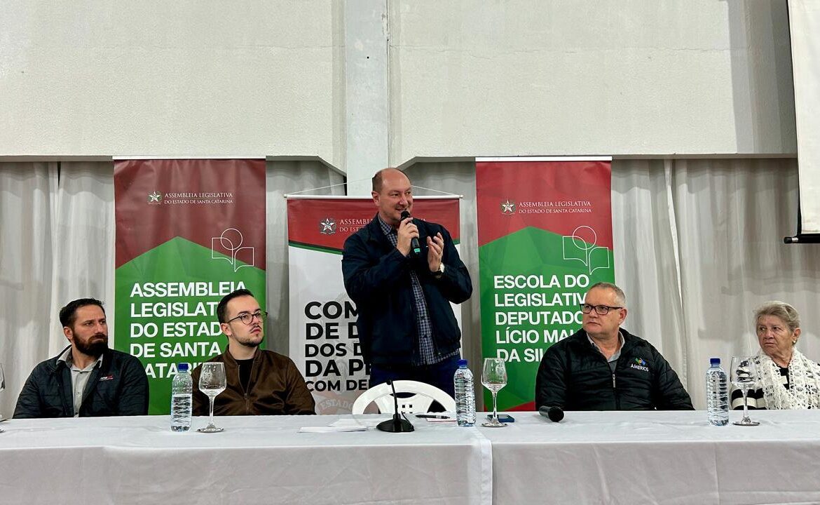 Mauro De Nadal destaca suas leis em seminário sobre o autismo
